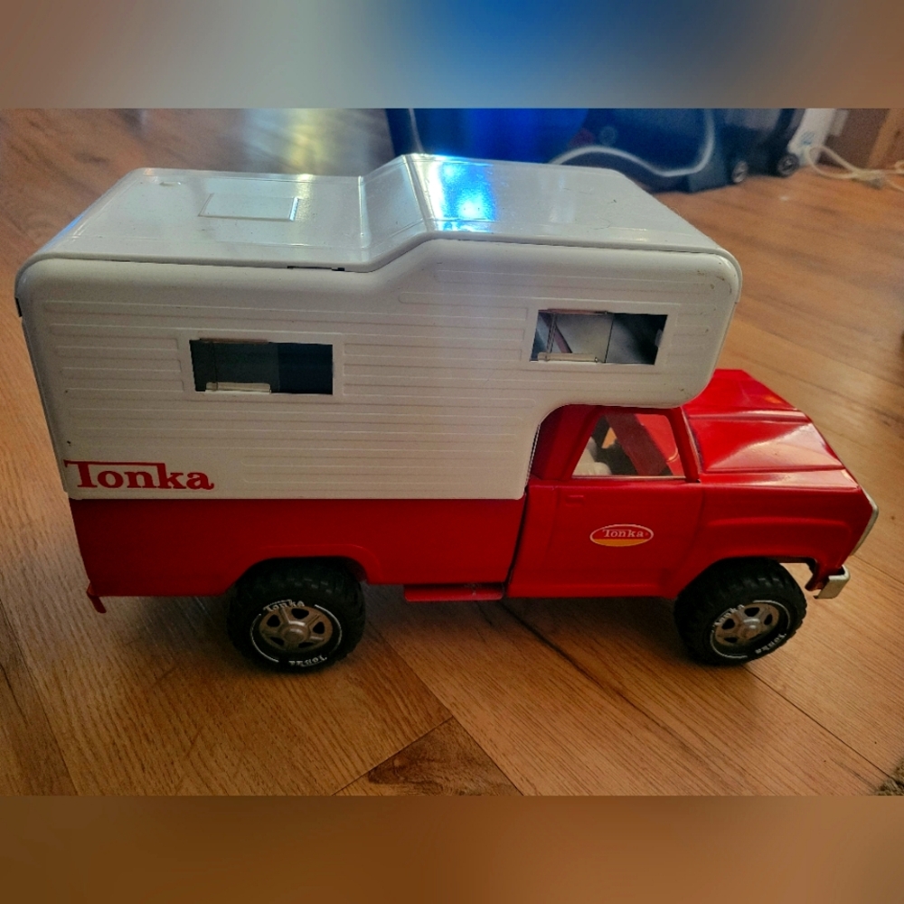 Vintage 1974 Tonka Dodge Pick Up Truck Camper, Pressed Steel Toy Vehicle, Red.